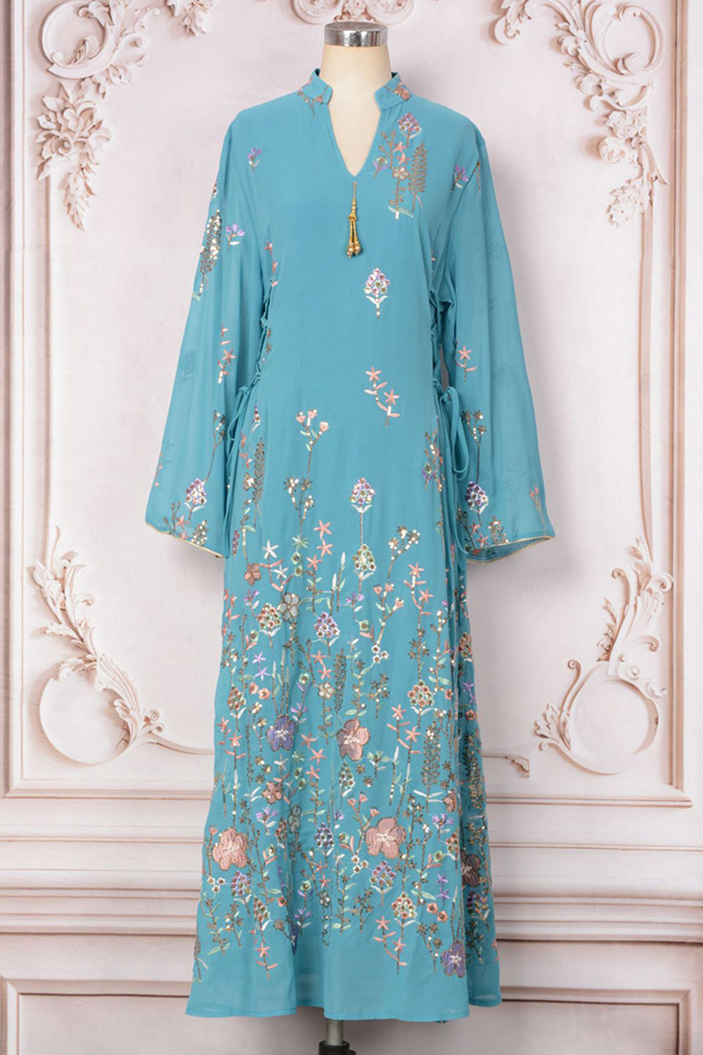 Robe caftan blanche à imprimé floral et col en V
