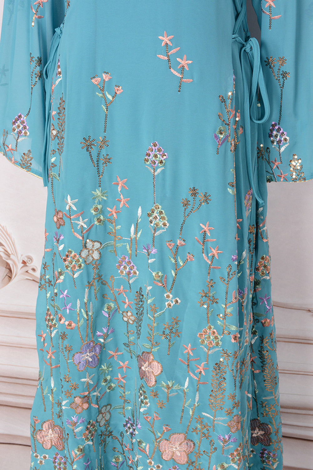 Robe caftan blanche à imprimé floral et col en V
