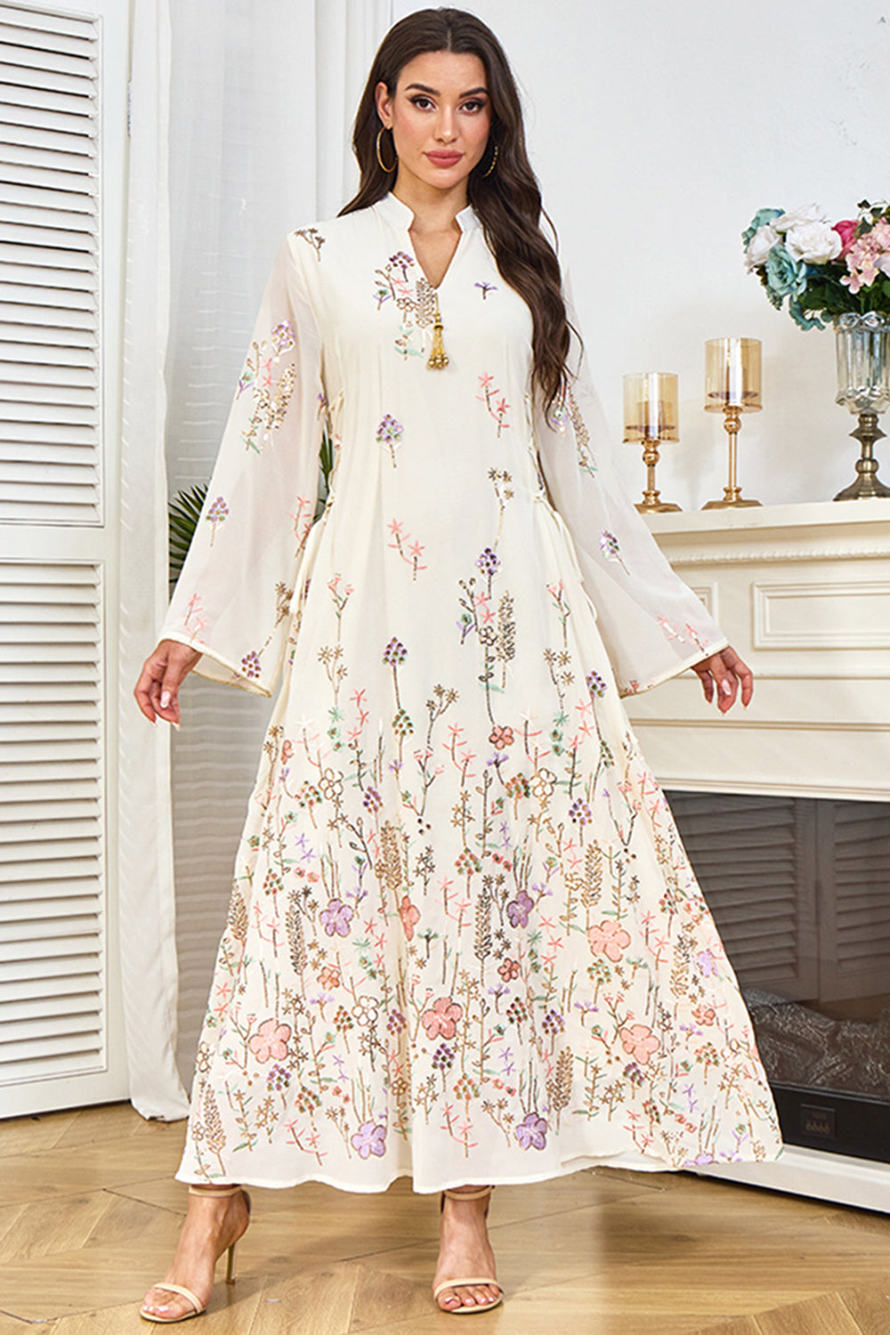 Robe caftan blanche à imprimé floral et col en V