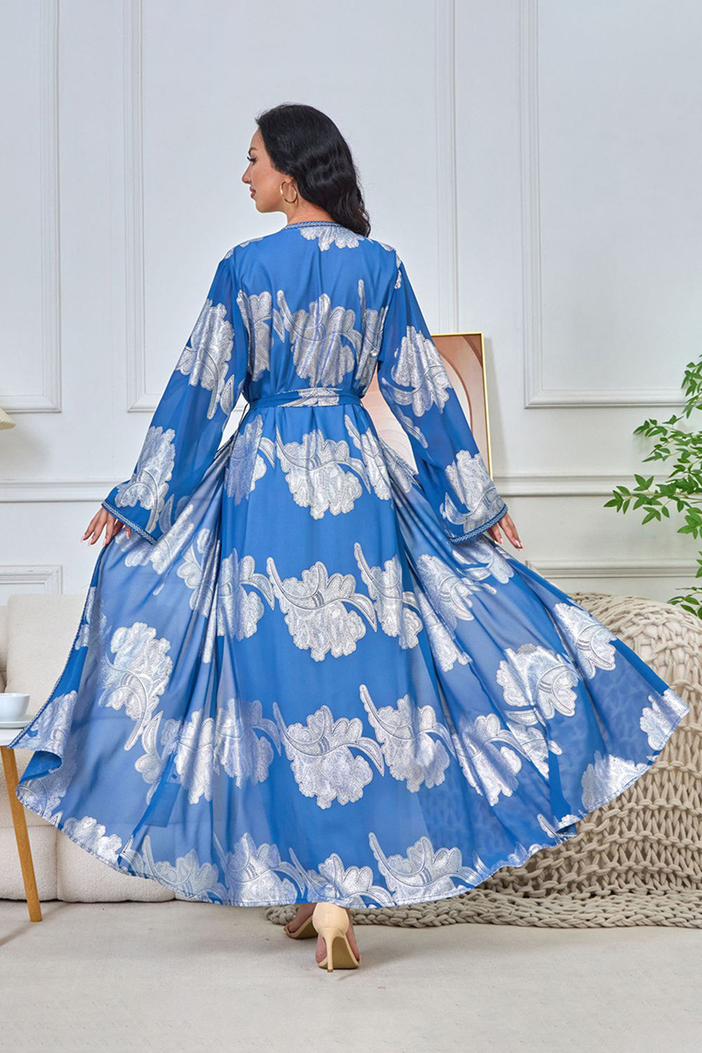 Robe caftan bleue à imprimé floral et col en V