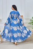 Robe caftan bleue à imprimé floral et col en V