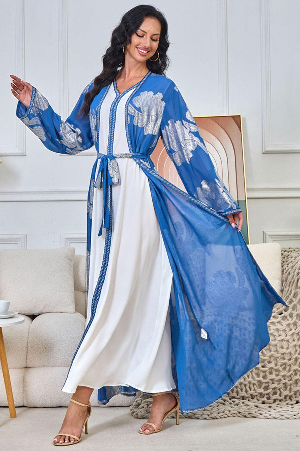 Robe caftan bleue à imprimé floral et col en V