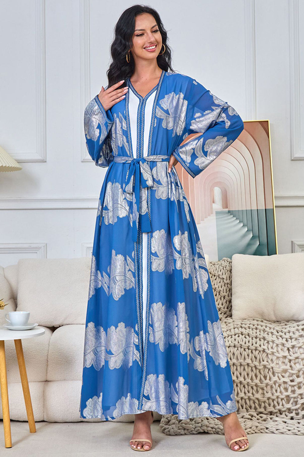 Robe caftan bleue à imprimé floral et col en V