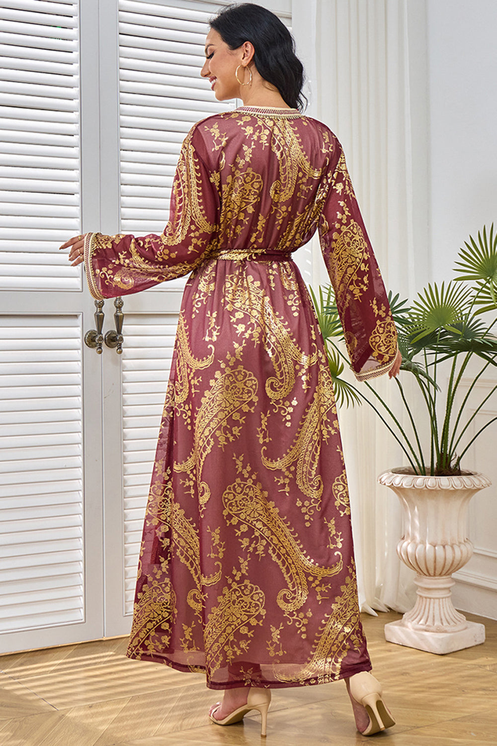 Robe caftan à col en V et appliques rose poudré