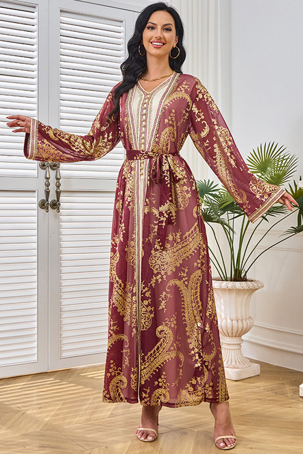 Robe caftan à col en V et appliques rose poudré