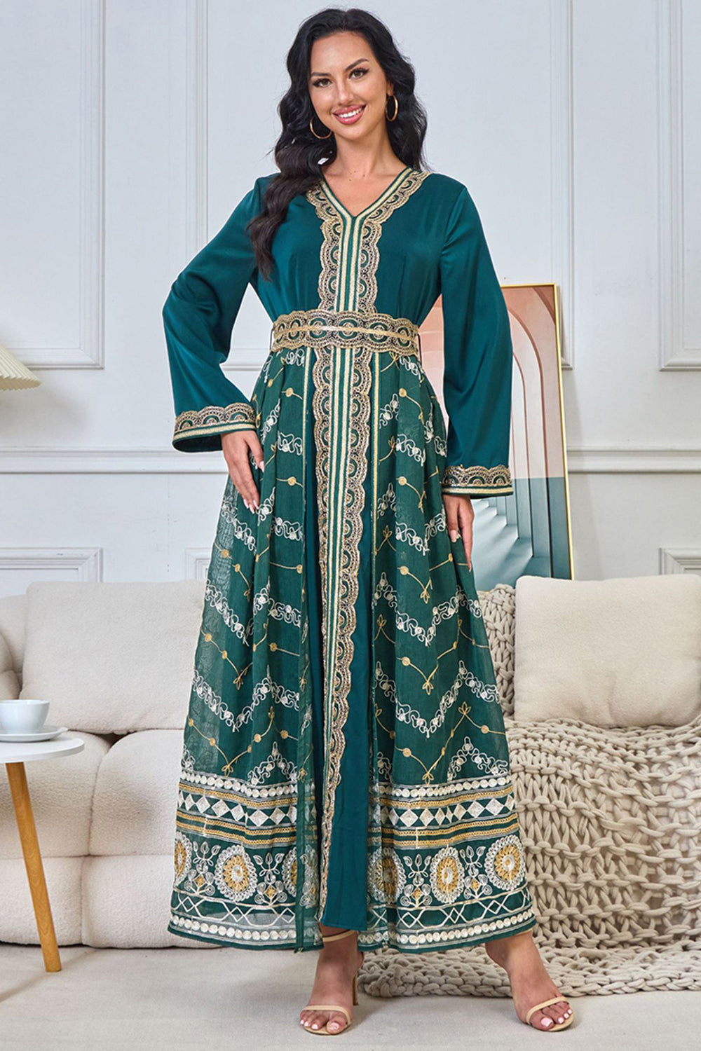 Robe caftan à col en V et broderies vert foncé