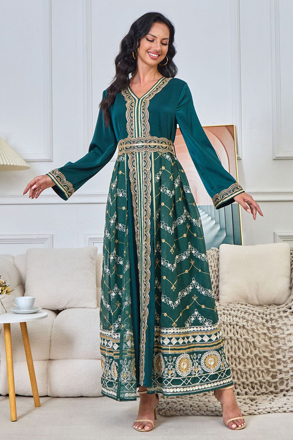 Robe caftan à col en V et broderies vert foncé