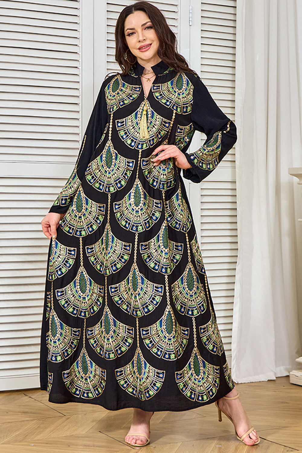 Robe caftan noire brodée à col en V