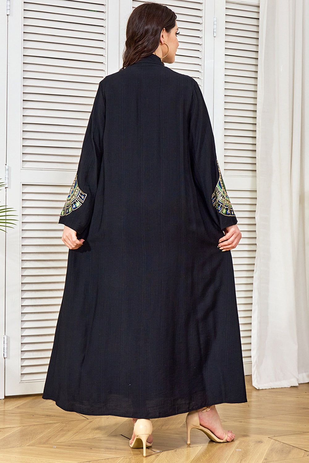 Robe caftan noire brodée à col en V