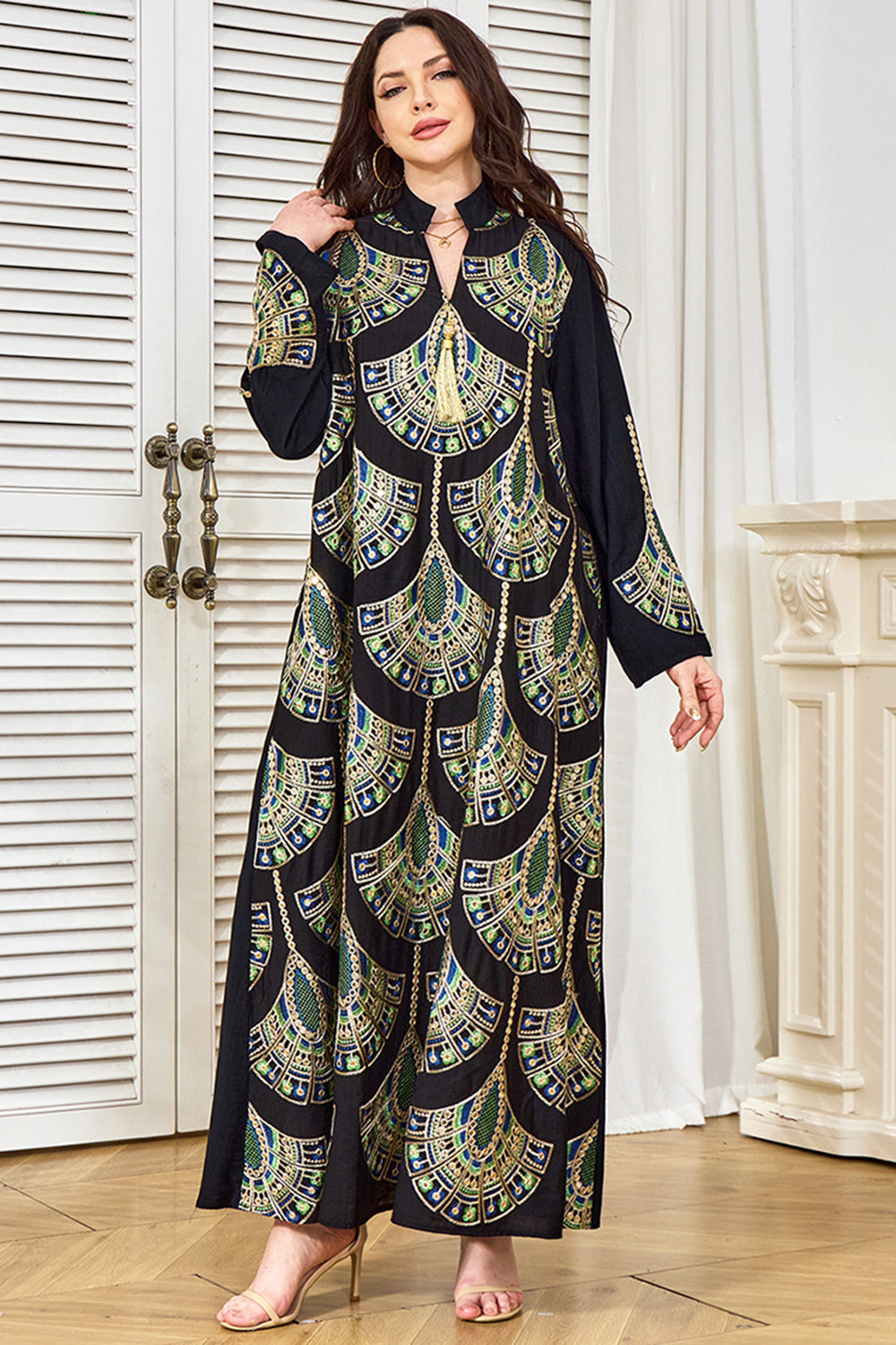 Robe caftan noire brodée à col en V
