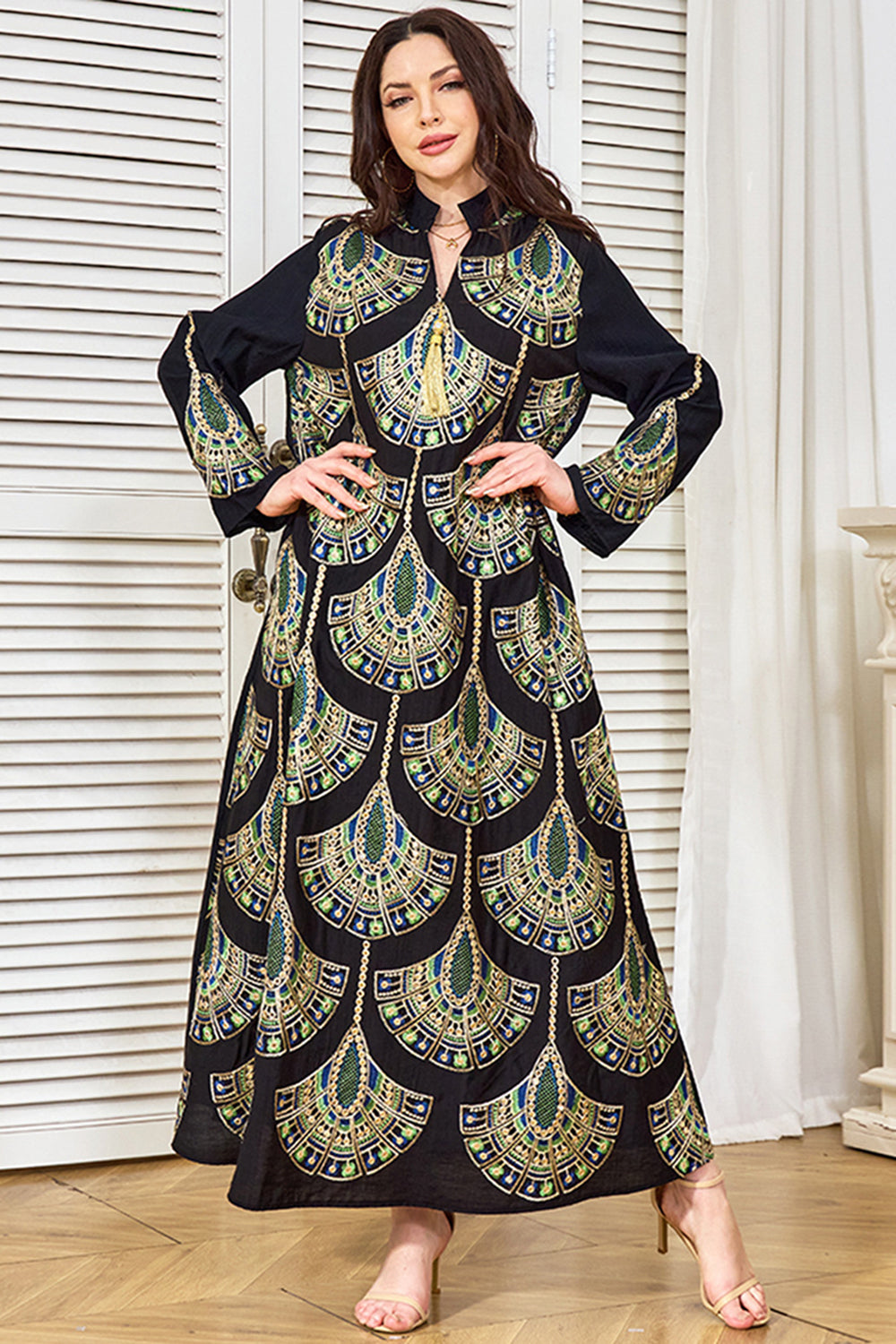 Robe caftan noire brodée à col en V