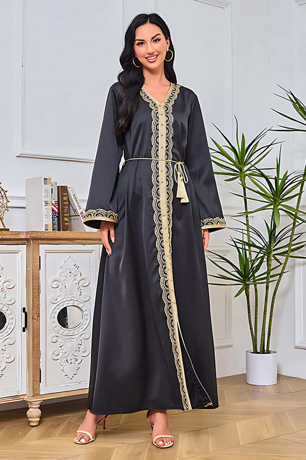 Robe caftan brodée noire à col en V