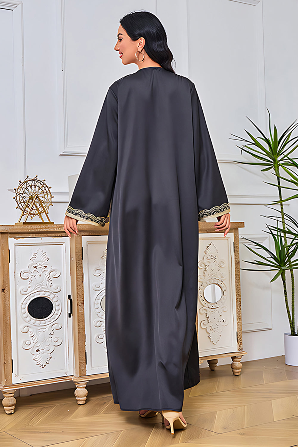 Robe caftan brodée noire à col en V