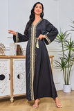 Robe caftan brodée noire à col en V