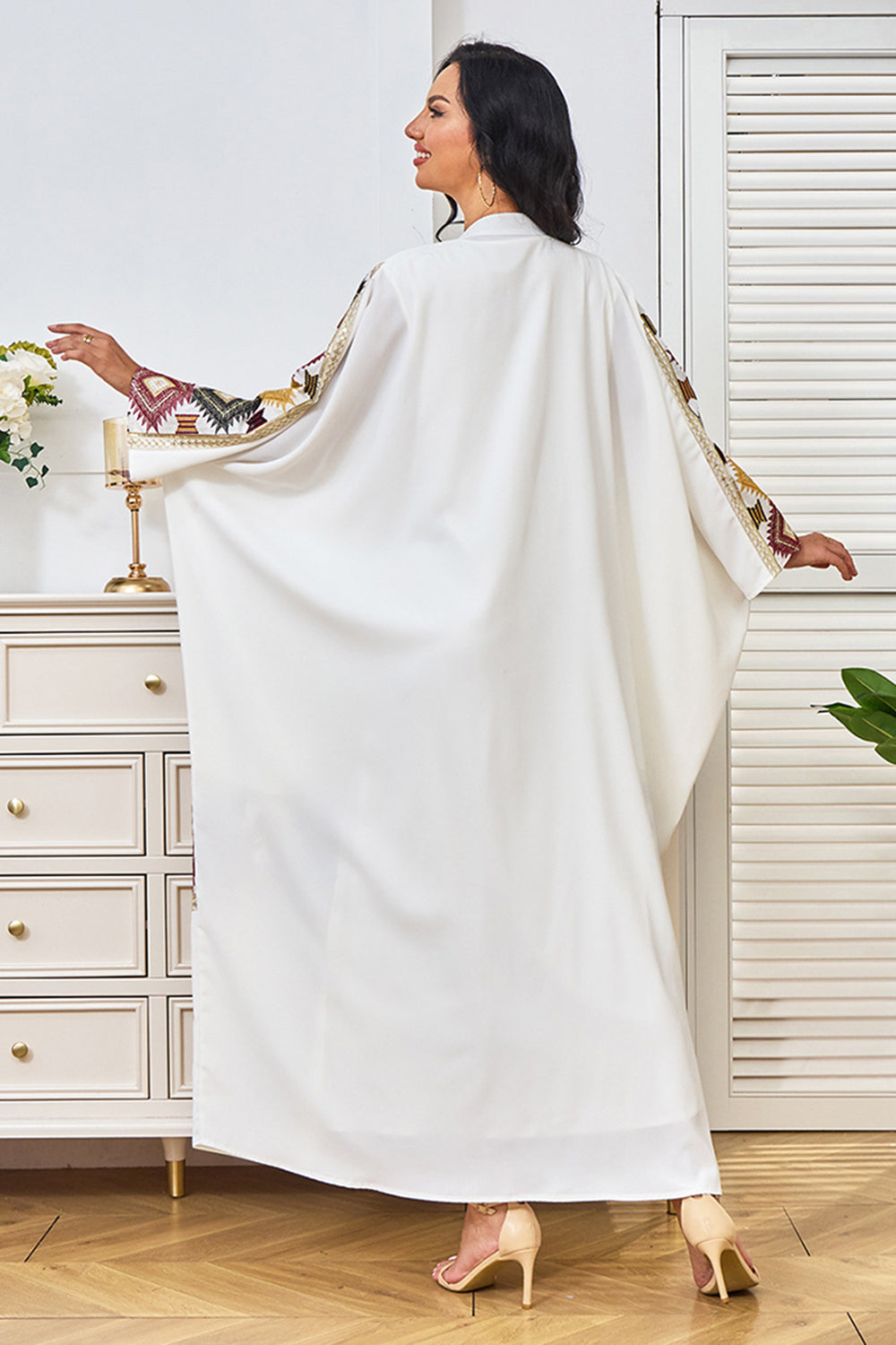Robe caftan blanche brodée