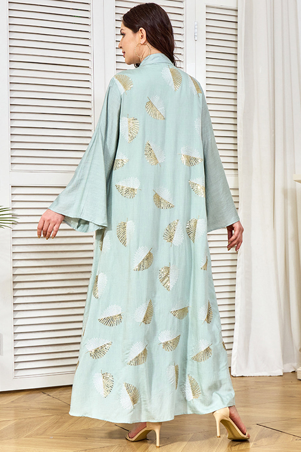 Robe caftan brodée gris-vert à col en V