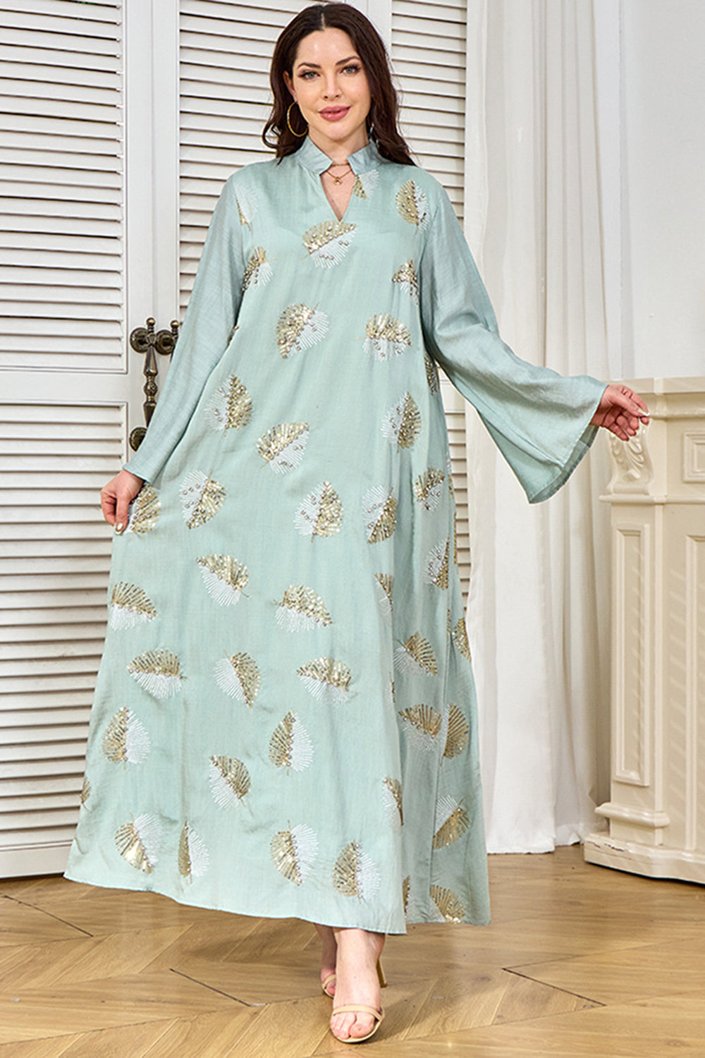 Robe caftan brodée gris-vert à col en V