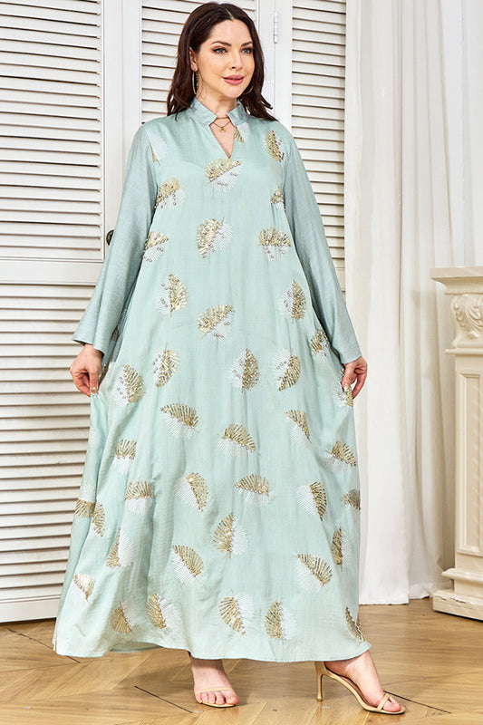 Robe caftan brodée gris-vert à col en V