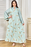 Robe caftan brodée gris-vert à col en V