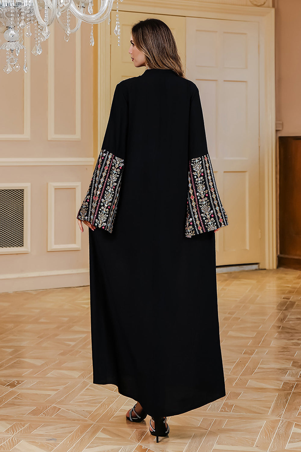 Robe caftan élégante brodée noire et rose