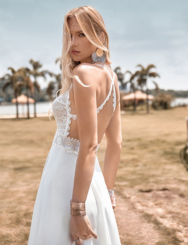 Robe de mariage boho à bretelles spaghetti en dentelle sans dos avec fente