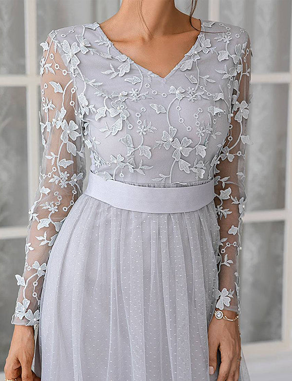 Robe de mère en tulle gris à col en V