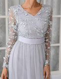 Robe de mère en tulle gris à col en V