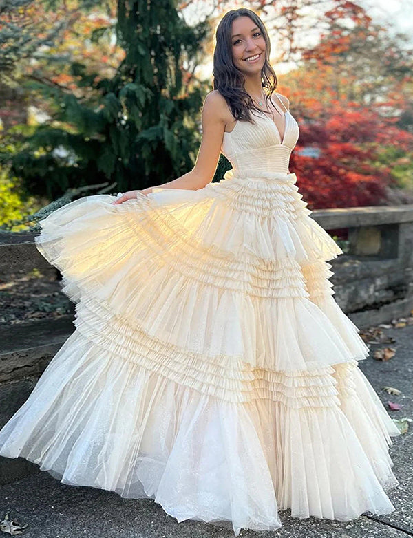 Robe de bal de fin d'année en tulle beige à bretelles spaghetti avec fente
