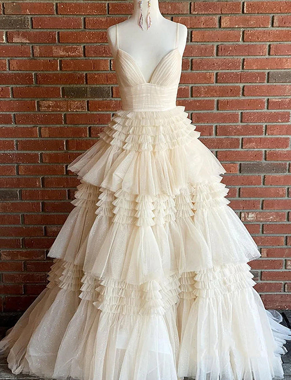 Robe de bal de fin d'année en tulle beige à bretelles spaghetti avec fente