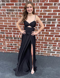 Robe de soirée fendue et découpée