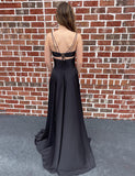 Robe de soirée fendue et découpée