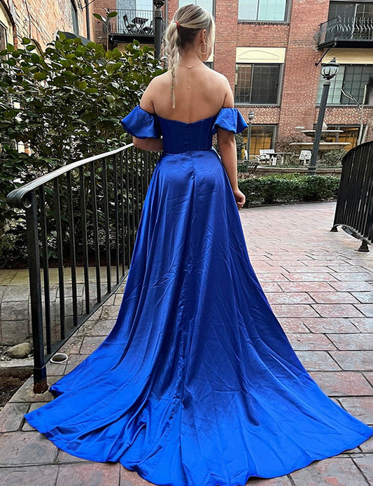 Robe de soirée décolletée avec fente