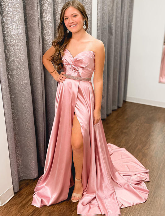 Robe de soirée rose pâle avec fente sur le devant