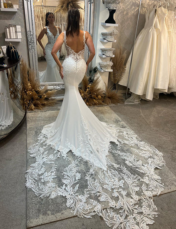 Robe de mariée sirène à col en V et fleurs en 3D avec applications en dentelle