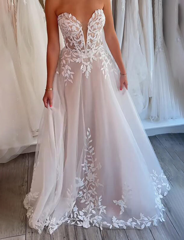 Robe de mariée asymétrique avec applications de dentelle sur l'épaule