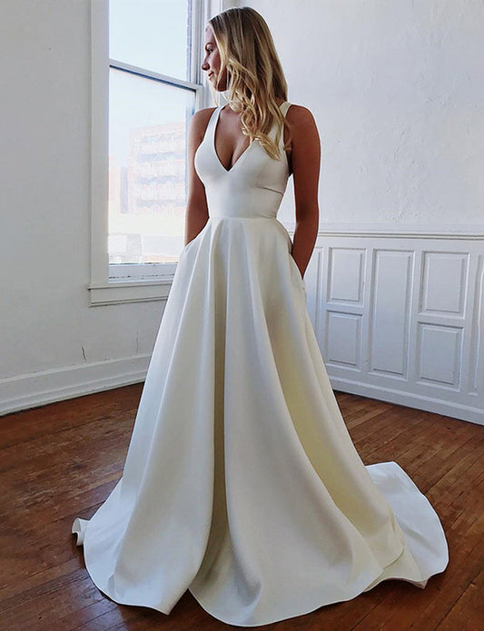 Robe de mariée blanche longue et décolletée à col en V avec nœud papillon