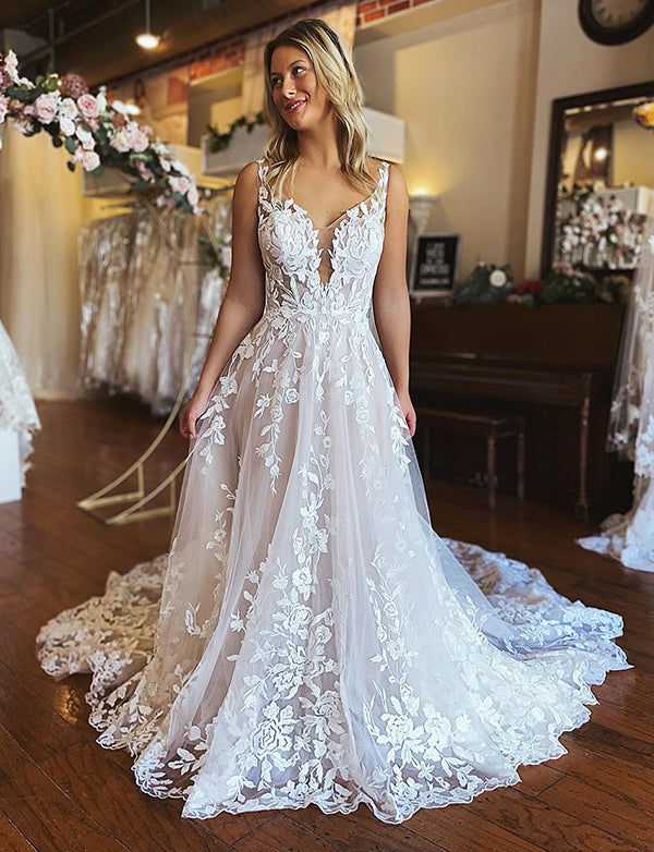 Robe de mariée en dentelle longue et dos nu ligne A ivoire col en V