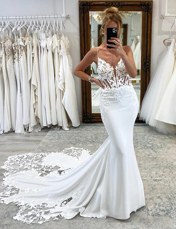 Robe de mariée sexy à décolleté en V profond et à bretelles spaghetti avec application de dentelle