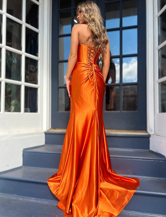 Robe de bal de fin d'année longue et décolletée avec fente