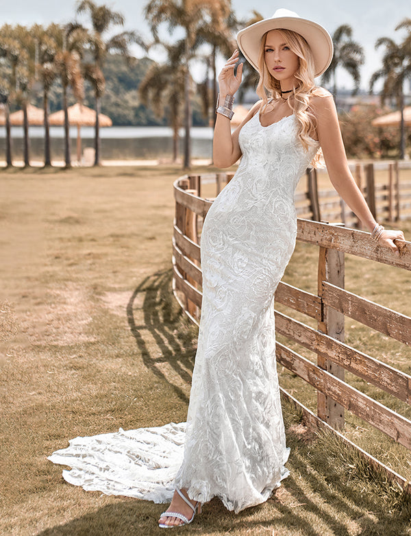 Charmante robe de mariée sirène à bretelles spaghetti en dentelle ivoire avec traîne en flèche