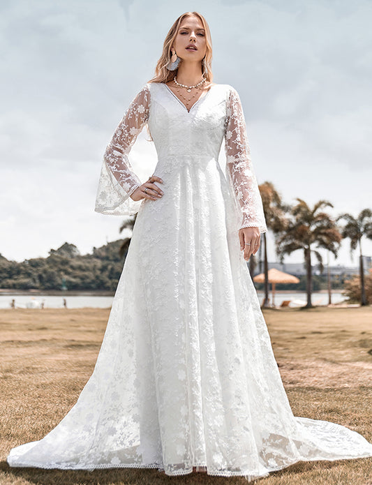 Robe de mariée ivoire à col en V et manches évasées en dentelle