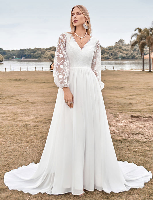 Robe de mariage boho à col V en mousseline ivoire avec traîne et dentelle