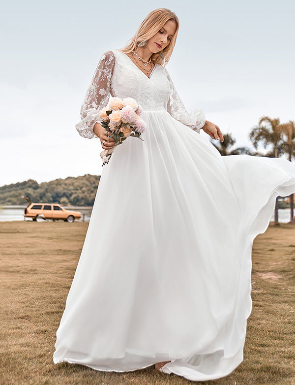 Robe de mariage boho à col V en mousseline ivoire avec traîne et dentelle