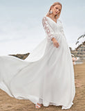 Robe de mariage boho à col V en mousseline ivoire avec traîne et dentelle