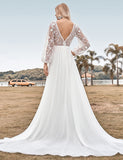 Robe de mariage boho à col V en mousseline ivoire avec traîne et dentelle