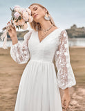 Robe de mariage boho à col V en mousseline ivoire avec traîne et dentelle