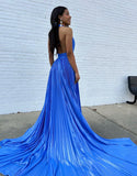 Robe de bal trapèze bleue à licou et fente froncée avec traîne chapelle