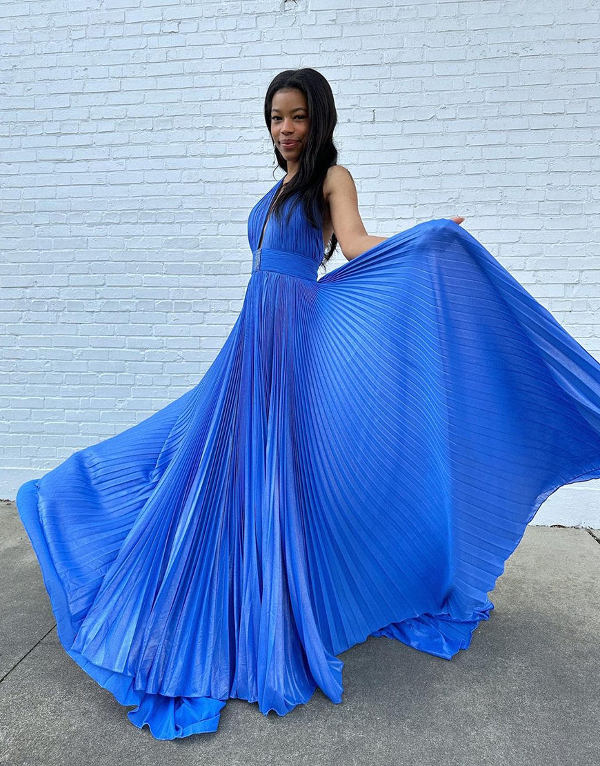 Robe de bal trapèze bleue à licou et fente froncée avec traîne chapelle