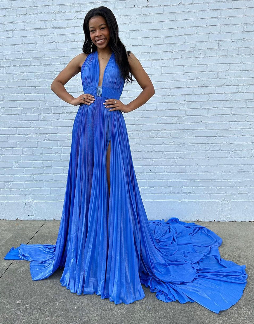 Robe de bal trapèze bleue à licou et fente froncée avec traîne chapelle