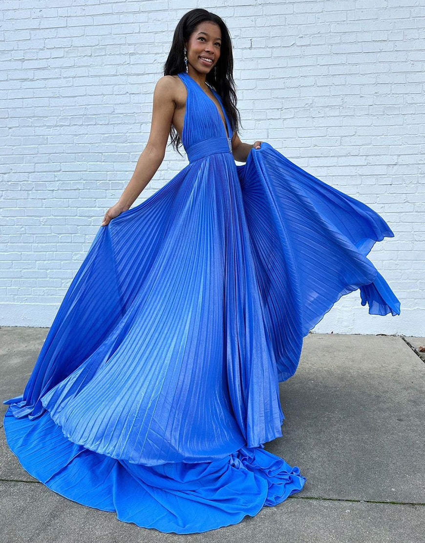 Robe de bal trapèze bleue à licou et fente froncée avec traîne chapelle